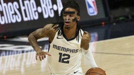 Ja Morant de los Memphis Grizzlies en acción en un partido de baloncesto de la NBA, entre los Nuggets y los Grizzlies, en el Ball Arena de Denver