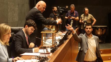El líder de IU, Carlos Guzmán, en la sesión constitutiva del Parlamento de Navarra
