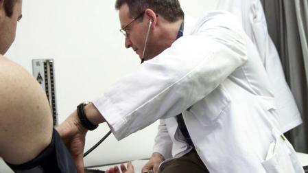 Un médico atiende a un paciente