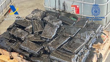 Paquetes de cocaína ocultos en un bidón de melaza de azúcar de caña

POLICÍA NACIONAL MÁLAGA

17/06/2023