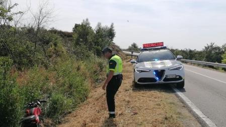 Guardia Civil de Navarra atiende una salida de vía de un motorista