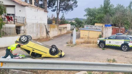 Una patrulla de la Guardia Civil atiende al conductor tras sufrir un accidente