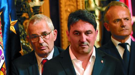 Braulio Vázquez, director deportivo de Osasuna, en una recepción institucional. Detrás, el director general, Fran Canal