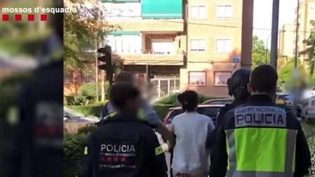 Una de las mujeres detenidas en la operación