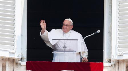 El papa Francisco ha reaparecido este domingo para presidir el rezo del Ángelus