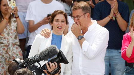 El líder del PP, Alberto Núñez Feijóo, y la presidenta de la Comunidad de Madrid, Isabel Díaz Ayuso, durante su participación en el acto "Pasar página e iniciar el cambio en España", este domingo en Madrid