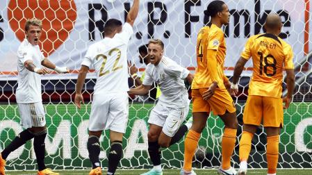 Los italianos celebran el 0-2, obra de Davide Frattesi (centro) durante el choque contra Países Bajos