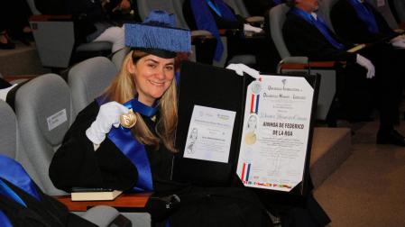Ainhoa de Federico de la Rúa con el diploma y la medalla que recibió en marzo pasado