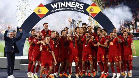 Jordi Alba eleva el trofeo de campeones de la Nations League tras ganar a Croacia en la tanda de penaltis de la final