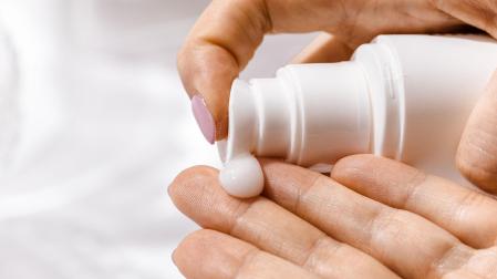 Una persona aplica una crema