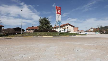El pavimento de la travesía de Olaz presenta un firme deteriorado, desgastado y con numerosas deformaciones