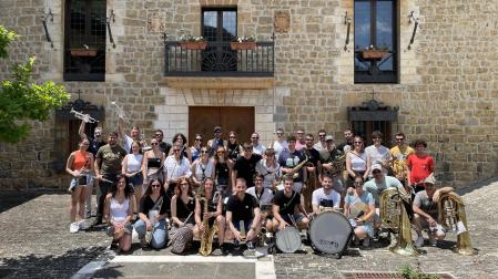 Integrantes actuales y antiguos de la Banda de Música de Aoiz se reencontraron el día 17 para celebrar los 25 años de trayectoria del conjunto