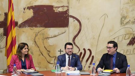 El presidente de la Generalitat, Pere Aragonès, junto a la consellera de Presidencia, Laura Vilagrà, y el secretario del Govern, Xavier Bernadí, durante la reunión semanal del gobierno catalán, mientras los partidos políticos catalanes preparan ya la maquinaria electoral para los comicios del 23 de julio, aún bajo los efectos de la elección del socialista Jaume Collboni como alcalde de Barcelona