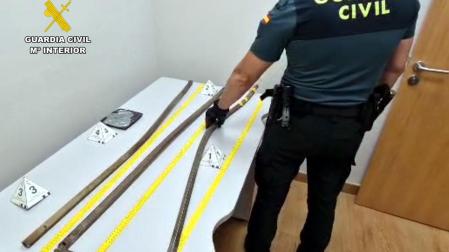 Barras de hierro con las que los detenidos dieron una paliza a un vigilante en Laredo