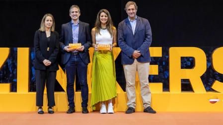 Los docentes Diego San Martín (Miravalles-El Redín) y Carmen Abián (Centro La Ribera), con los premios