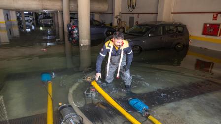 Imagen del garaje afectado durante las tareas de achique de agua