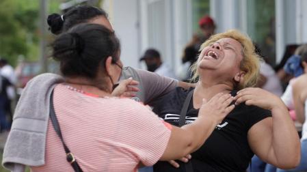 Una familiar de una de las fallecidas en la cárcel de Honduras