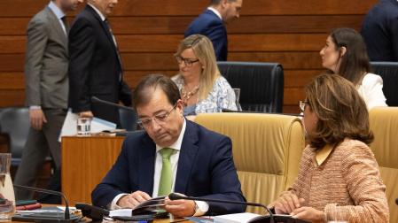 El presidente en funciones de la Junta de Extremadura, Guillermo Fernández Vara, durante la constitución de la Asamblea de Extremadura