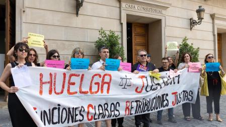 Instante de la concentración de funcionarios de Justicia ante las puertas de la Casa Consistorial de Tudela