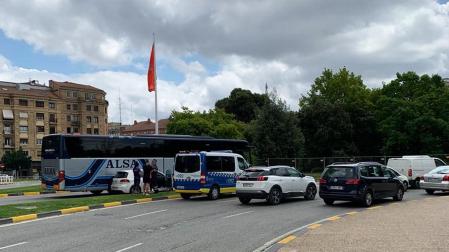 Un vehículo de la Policía Municipal junto al autobús y el coche tras la colisión