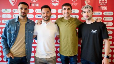 Dani Saldise (segundo por la izda.) posa junto a sus compañeros Asier Llamas, Roberto Martil y Ion Cerviño