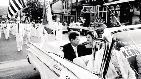 John F. Kennedy y Jackie Kennedy en Wheeling, West Virginia, durante su gira de campaña presidencial