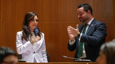 La diputada de VOX Marta Fernández, es aplaudida por su compañero de partido David Arranz tras ser nombrada Presidenta de las Cortes durante el pleno de constitución del parlamento aragónes, este viernes