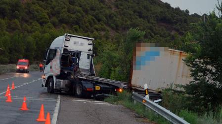 Camión que se salió de la vía en la carretera NA-134 y cuyo conductor fue denunciado