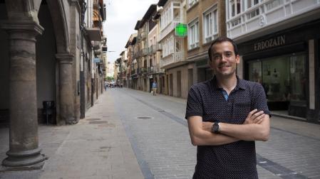 El nuevo alcalde de Sangüesa, Javier Solozábal Amorena, posa en la calle Mayor, junto al consistorio
