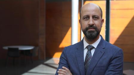 El doctor Noor Ul Owase Jeelani, minutos antes de impartir una conferencia en la Facultad de Ciencias de la Universidad de Navarra