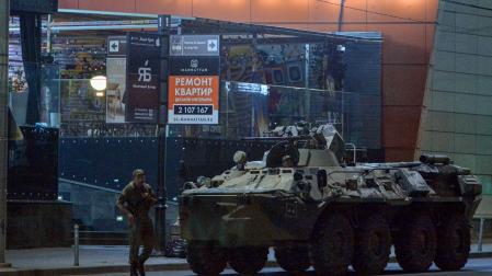 Militares rusos bloquean una calle en el centro de Rostov después de que una compañía del Grupo Wagner haya ocupado el edificio del cuartel general del Distrito Militar del Sur