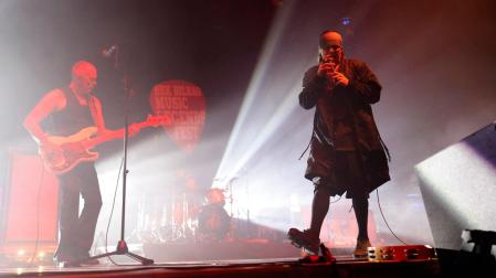 La banda británica The Cult durante el concierto que ofrecieron este viernes en el BBK Bilbao Music Legends Fest 2023