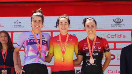 La pamplonesa Idoia Eraso (dcha.) consiguió la plata en la prueba en línea de los campeonatos de España de ciclismo en la categoría sub23