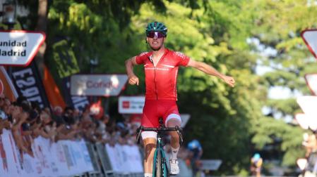 El ciclista de Cortes Unai Aznar celebra con rabia su victoria en la prueba en línea sub23 del Campeonato de España