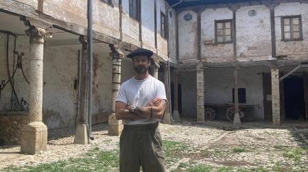 Fernando Ruiz de Ojeda Silva en el patio del palacio de Elío que ha empezado a limpiar.