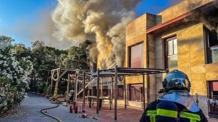 Bomberos de la Comunidad de Madrid trabajando en un incendio en la residencia San Francisco de Asís, en Torrelodones