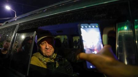 El jefe mercenario del grupo Wagner, Yevgeny Prigozhin, abandona la sede del Distrito Militar del Sur en medio de la retirada del grupo de la ciudad de Rostov-on-Don (Rusia) tras poner fin a su rebelión contra Putin