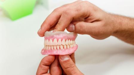 Una dentadura postiza