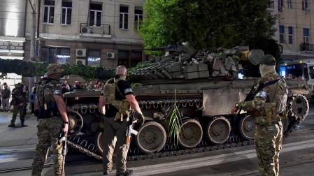 Militares del grupo Wagner Group se preparan para salir del centro de Rostov junto a un o de sus tanques