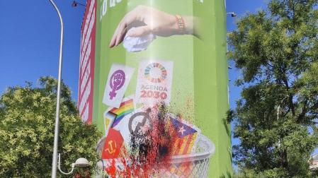 Futuro Vegetal mancha con pintura la lona de Vox en la que tiran a la basura la bandera LGTBI y otros colectivos