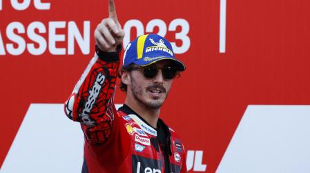 Francesco Bagnaia celebra su victoria en MotoGP en Assen (Holanda)