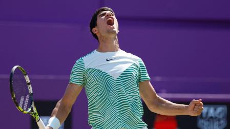 Carlos Alcaraz celebra el triunfo en Queen's