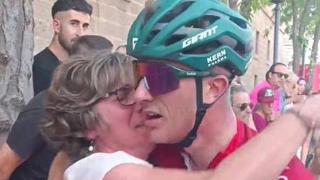 Unai Aznar abraza a su madre Silvia Vijuesca en la meta