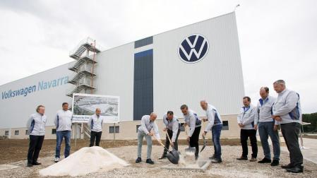 De izquierda a derecha, Ramón Bultó (director de Pilothalle & Anlaufmanagement), Kai Feuerherdt (director de Recursos Humanos), Miguel Ángel Grijalba (director de Producción), Carlos Zalduendo (secretario general de Comisiones Obreras), David García (director de Ingeniería de Planificación), Michael Hobusch (presidente de Volkswagen Navarra), Alfredo Morales (presidente del Comité de Empresa de Volkswagen Navarra), Javier Muñoz (director de Calidad), Alfonso Eslava (director de Logística) y Holger Schulz (director de Finanzas e IT)