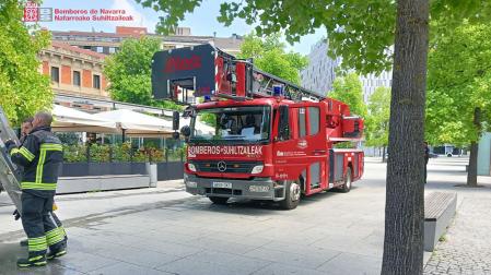 Los bomberos controlan un incendio en la cafetería exterior del Baluarte