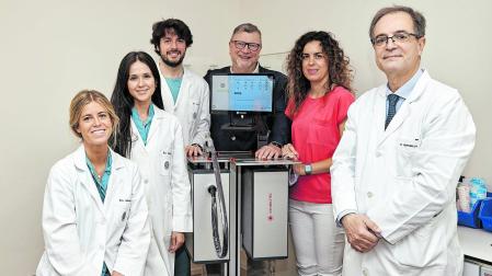 Blanca Gómez, Naroa Romero, Íñigo Arroyo, Dnaiel Cortázar, Ana Megía y Bernardo Hontanilla, junto al aparato de plasma.