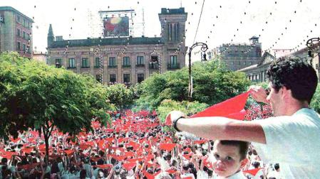 La Plaza del Castillo, escenario del nuevo cohete virtual. Una gran televisión que se ha colado en fiestas en el cuarto de estar de los pamploneses. Más espacio y algo menos de agitación son los principales atractivos del nuevo punto de encuentro para comenzar la alegrla sanferminera