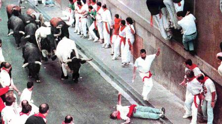 HERIDO GRAVE POR UN MANSO. El corredor galés de 40 años Rob Jones. tendido en Santo Domingo tras ser arrollado por un manso que se estrené en el encierro