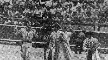 El espada de Bujalance comienza a dar la vuelta al ruedo vestido de torero y termina de
pamplonica
