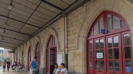 Viajeros en el andén de la estación de autobuses de Estella, donde se localizan los baños.